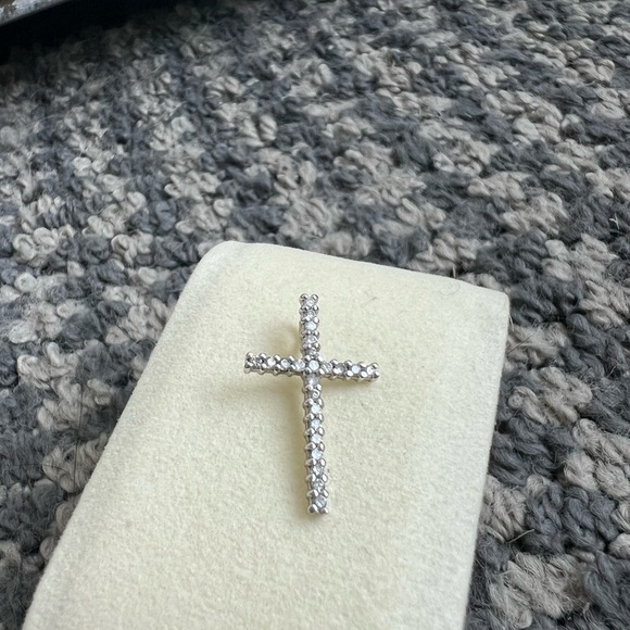 Elegant Silver Cross Pendant Necklace - Picture 5 of 5